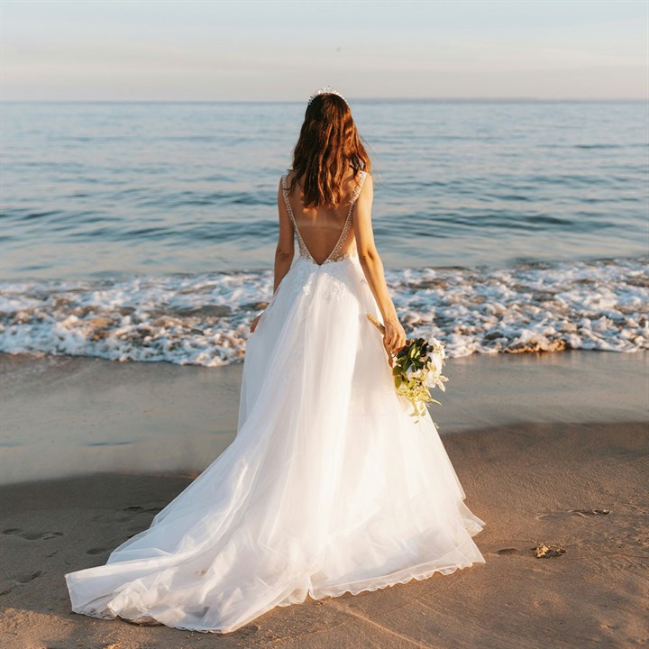 HowToAccessoriseYourWeddingDress2024Icon.jpg