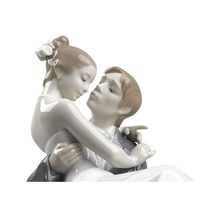 Lladro 01008274 Everlasting Love - P4371 | F.Hinds Jewellers