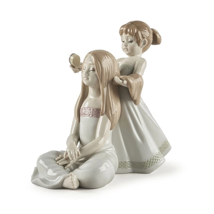 Lladro 01009587 Combing Your Hair - P44131