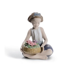 Lladro 01008574 Arranging Flowers - P4386