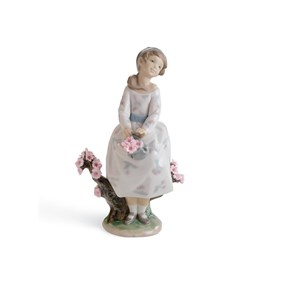 Lladro 01008352 A Walk Through The Blossoms - P4430